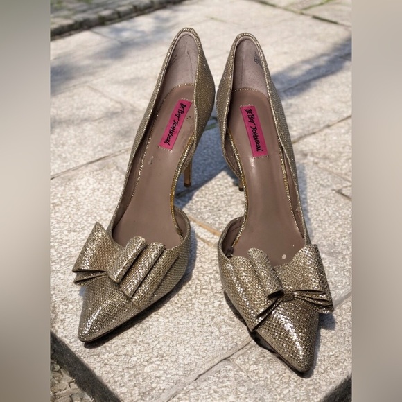 Betsey Johnson Glittering Gold Bow Heels size 11 - Picture 1 of 16